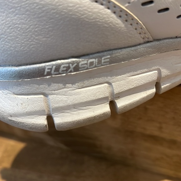 Skechers White Air Cooled Memory Foam Ladies Sneakers Size 8.5 - Picture 5 of 5